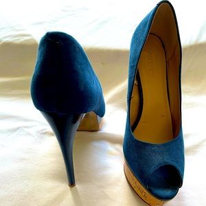 Blue, suede peep toe pumps!